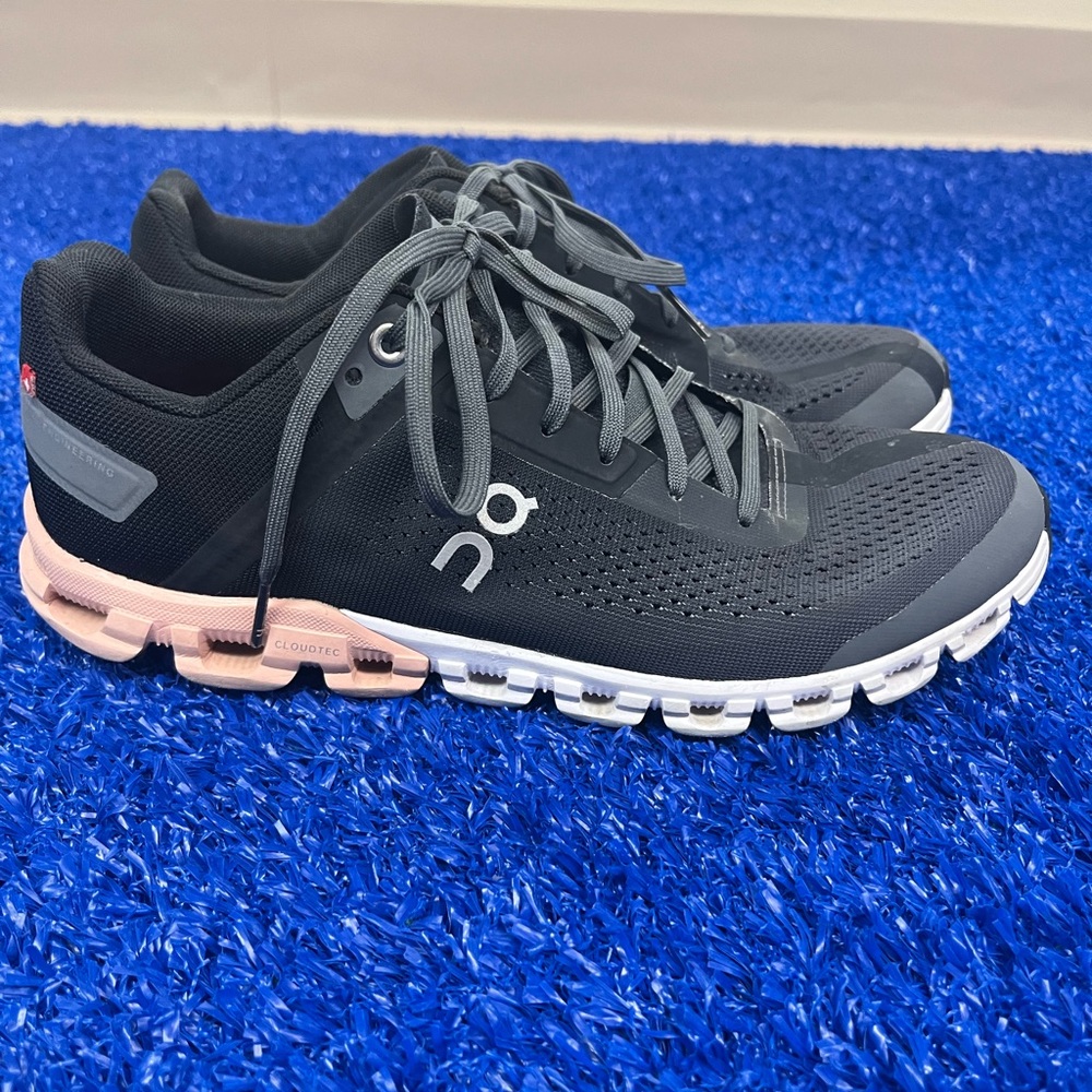 On Cloudflow rock / rose size 8.5